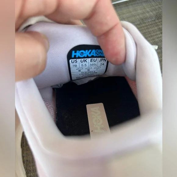 Like new HOKA One size 7 Cosmic Pearl Bondi 8 Running sneakers light Pink White - Picture 6 of 8